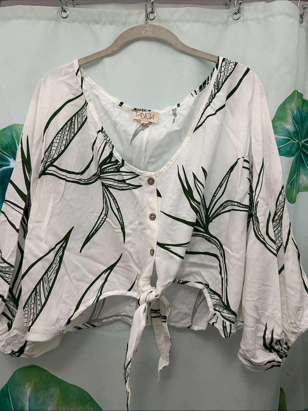 Tanoa White Vaimoso top with Green bird of paradise tribal Print Tie Front